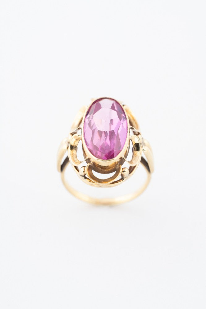 Gold ring with synthetic pink sapphire