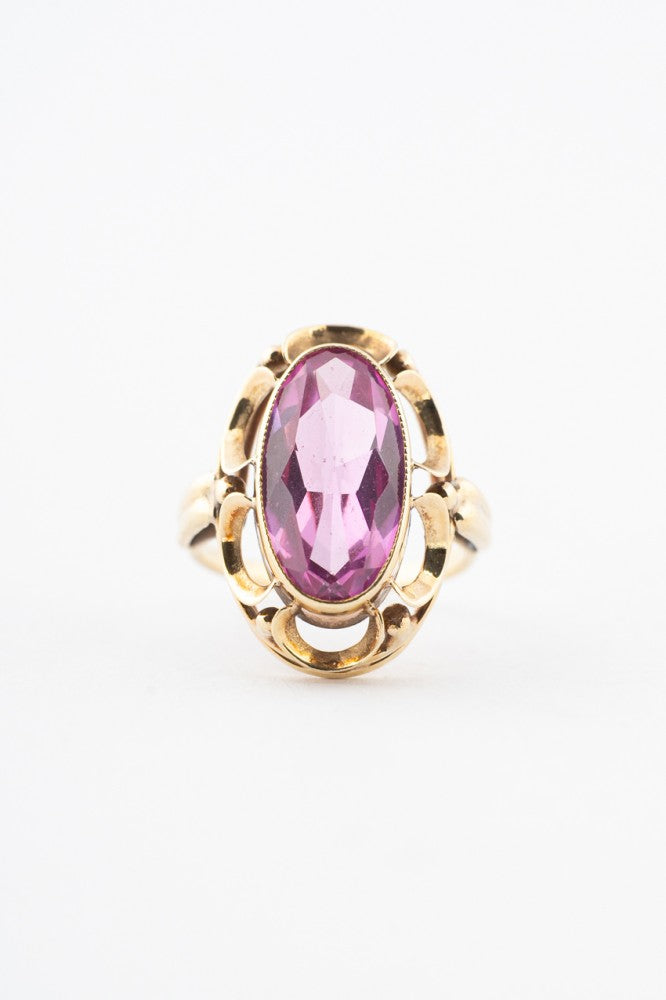 Gold ring with synthetic pink sapphire