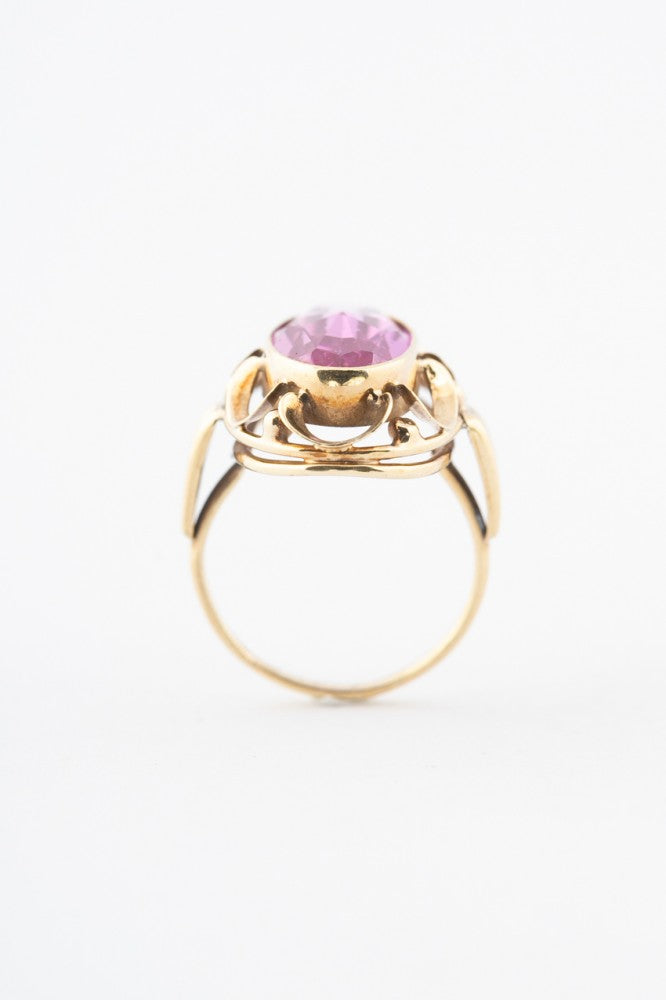 Gold ring with synthetic pink sapphire