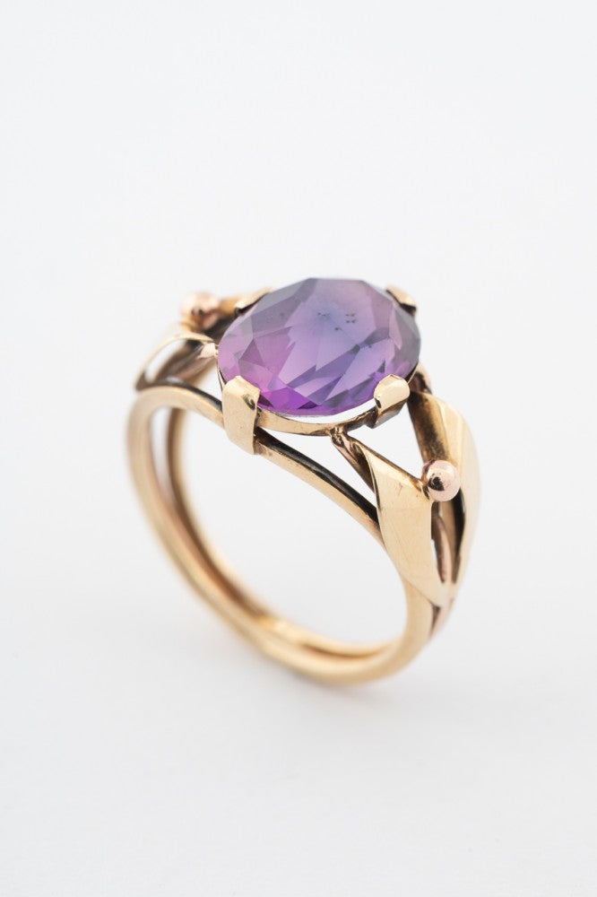 Gold ring with a synthetic corundum