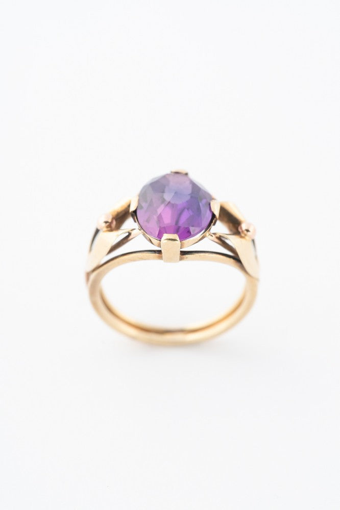 Gold ring with a synthetic corundum