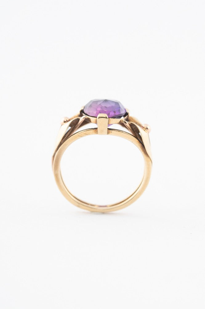 Gouden ring met een synth. korund