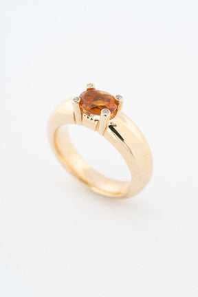 Massieve gouden ring met een facet ovaal geslepen citrien en briljanten