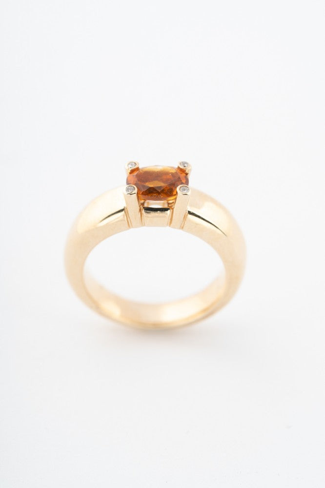 Massieve gouden ring met een facet ovaal geslepen citrien en briljanten