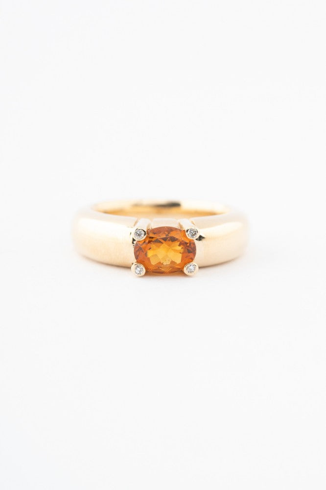 Massieve gouden ring met een facet ovaal geslepen citrien en briljanten
