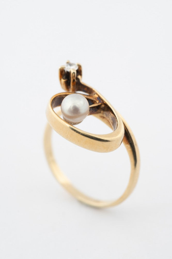 Gold ring with a cultured pearl and a brilliant
