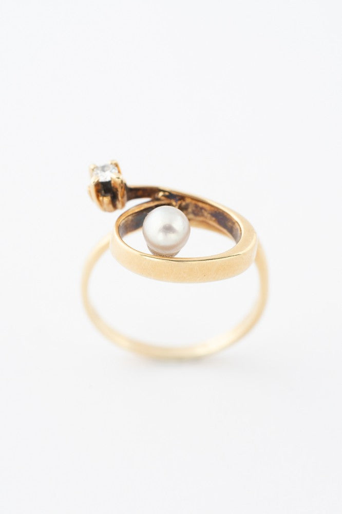 Gouden ring met een cultivé parel en een briljant