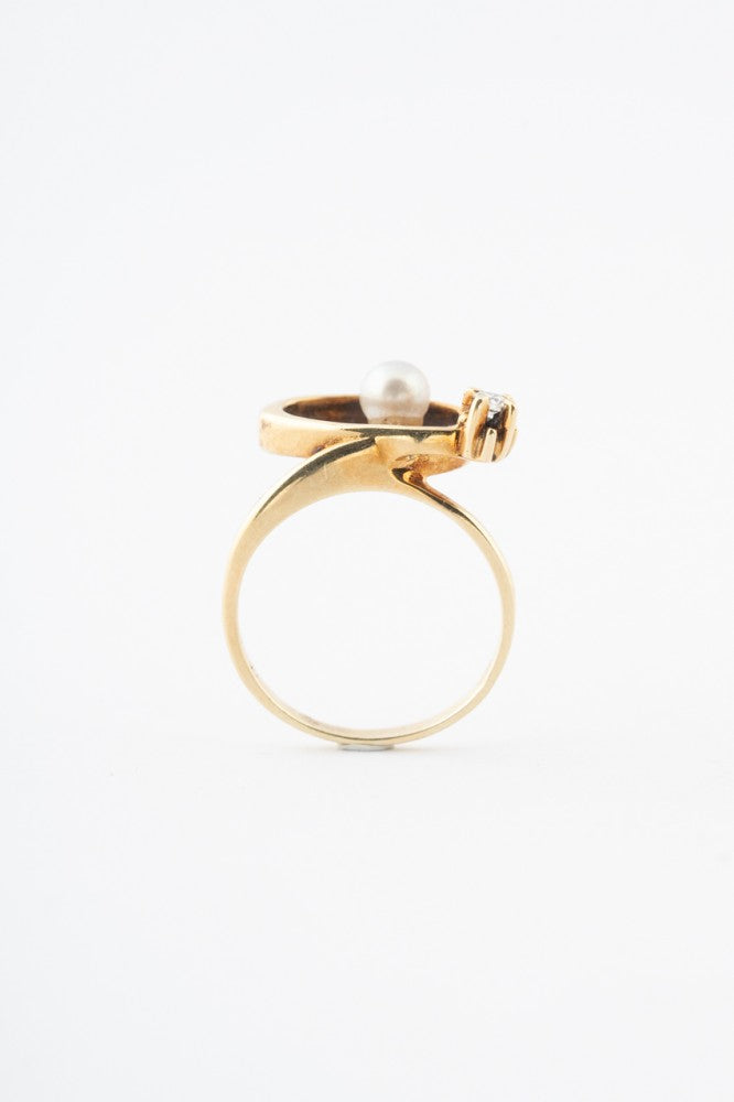 Gouden ring met een cultivé parel en een briljant