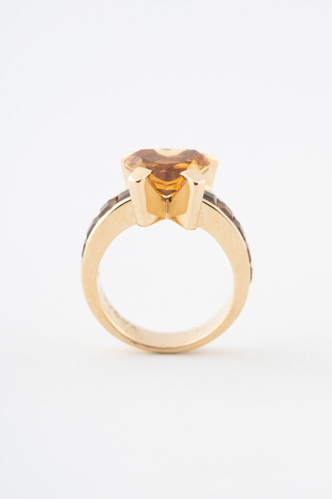 Gouden ring met citrienen waarvan in het midden een hart geslepen citrien