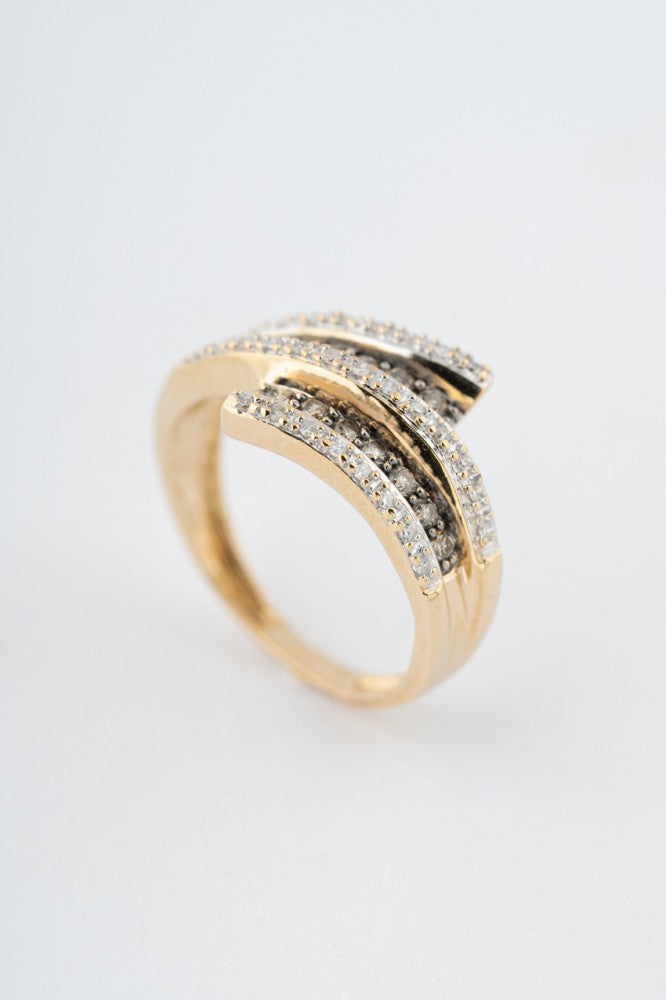 Gold ring with 30 diamonds and 15 brilliant cut diamonds