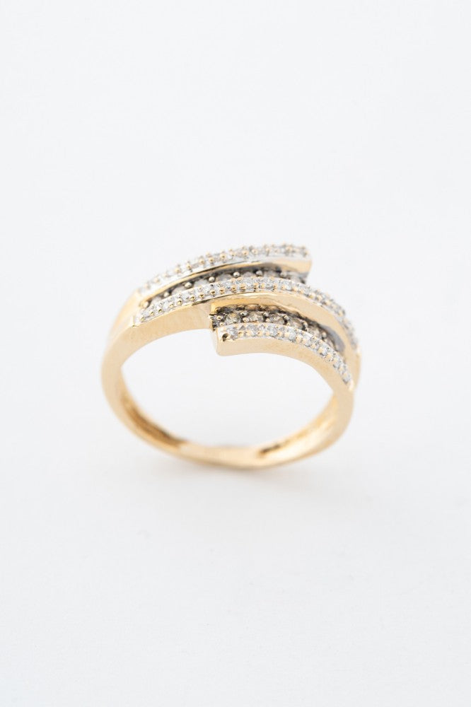Gold ring with 30 diamonds and 15 brilliant cut diamonds