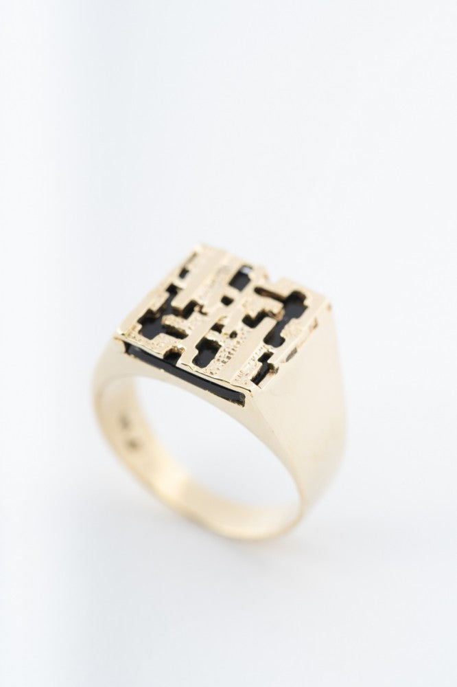 Gold men's ring with onyx