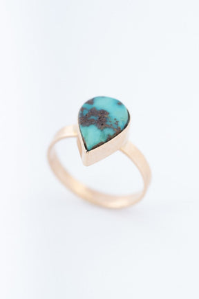 Gouden ring met peervormige turkoois