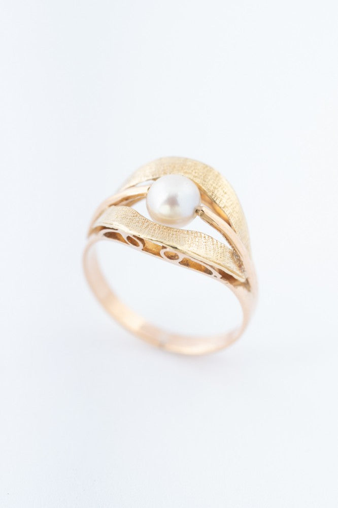 Gouden ring met cultive parel