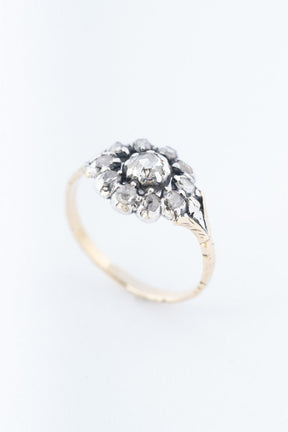 Gouden ring met diamanten in zilver gezet