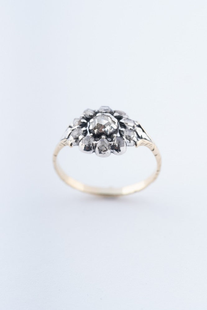 Gouden ring met diamanten in zilver gezet