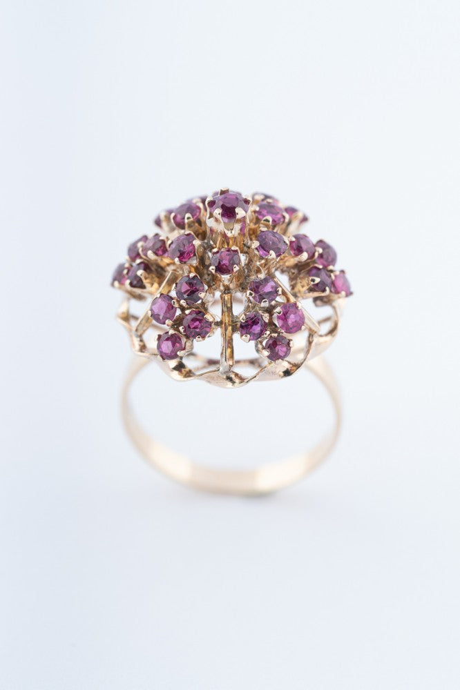 Ring met vele robijnen