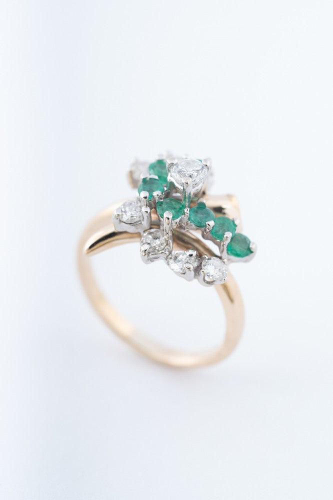 Fantasie ring met briljanten en smaragden