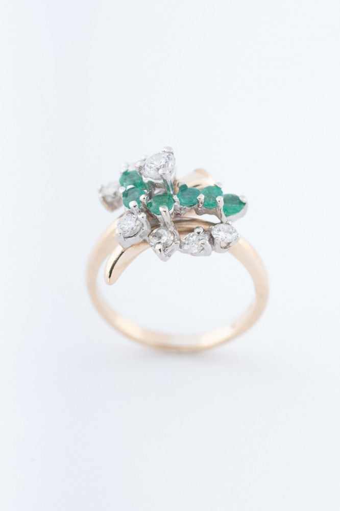 Fantasie ring met briljanten en smaragden