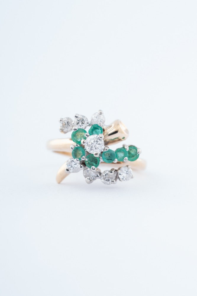 Fantasie ring met briljanten en smaragden