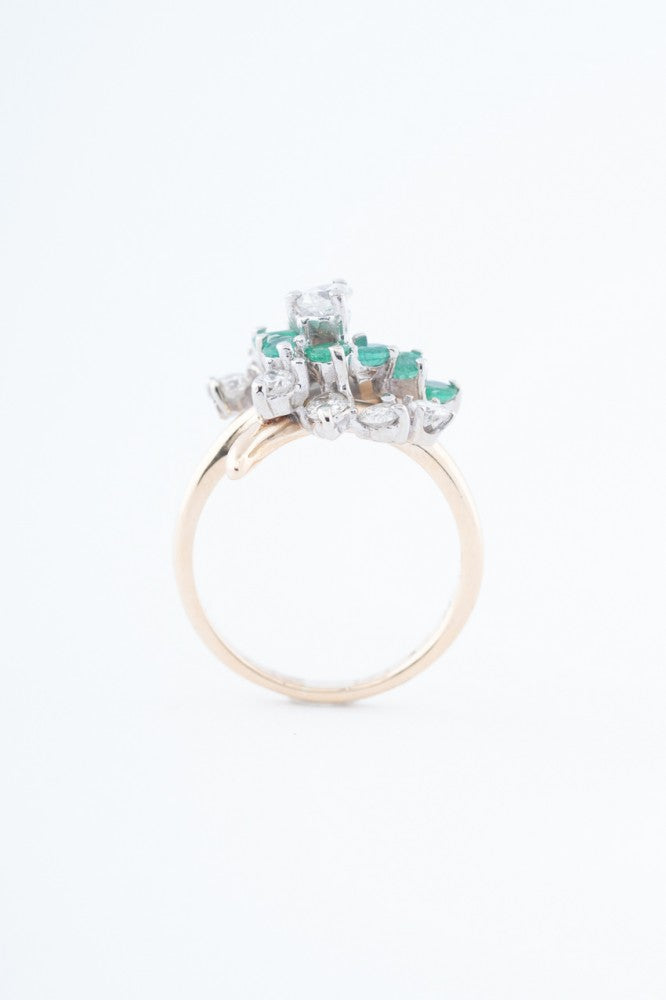 Fantasie ring met briljanten en smaragden