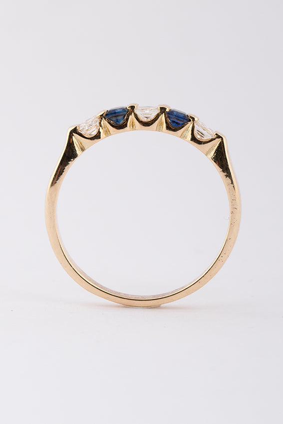Gold row ring with sapphire and brilliant