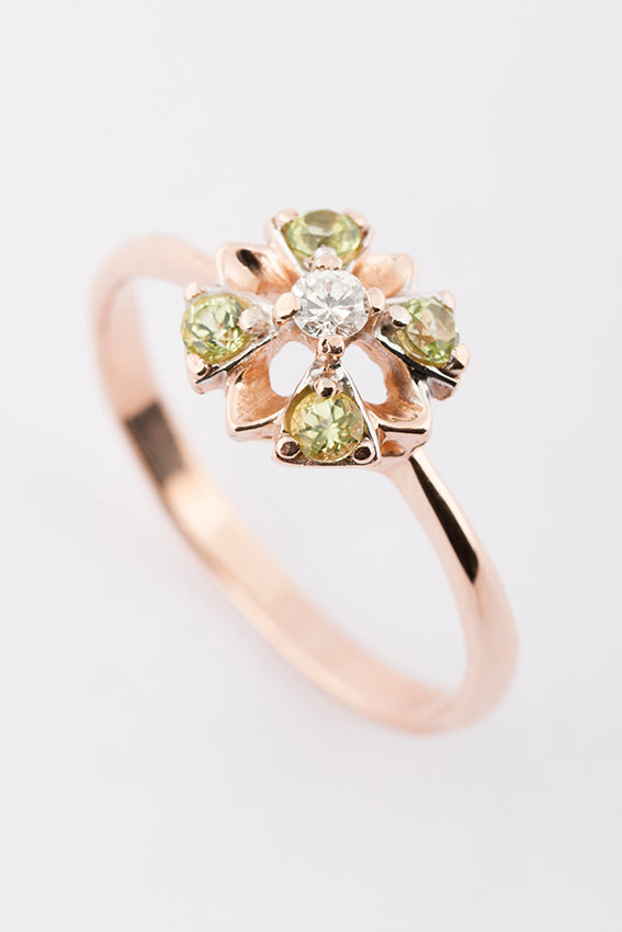 Gold ring with peridot and brilliant