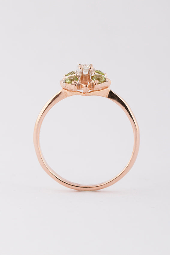 Gold ring with peridot and brilliant