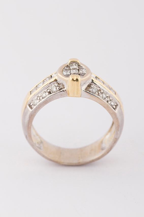 Band ring with diamonds
