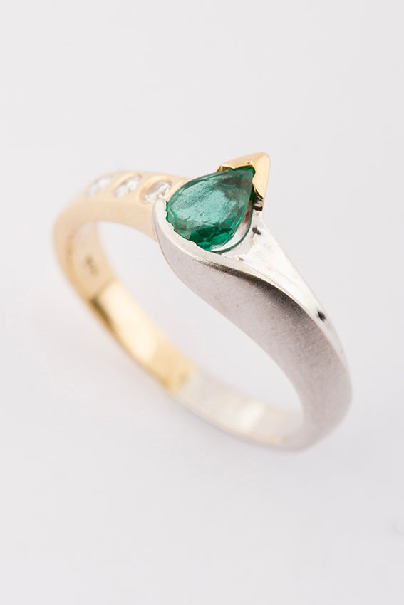 White/yellow gold ring with emerald