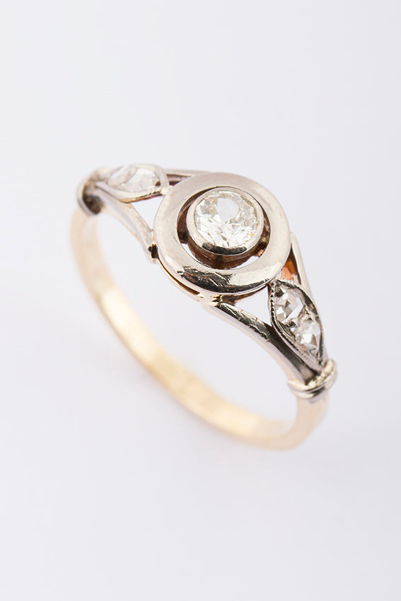 Art Nouveau ring met een oud geslepen briljant