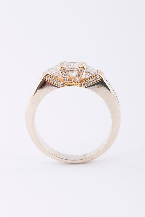 Wit/geel gouden rij ring met 3 prinses geslepen briljanten