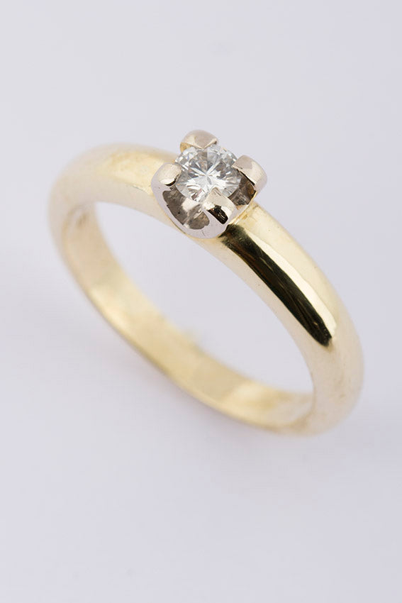 Band ring met een peervormig geslepen briljant