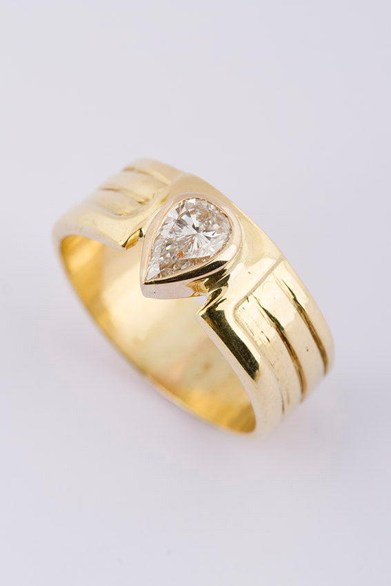 Band ring met een peervormig geslepen briljant