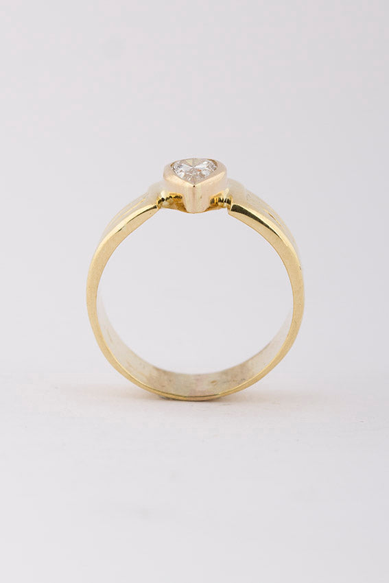 Band ring met een peervormig geslepen briljant