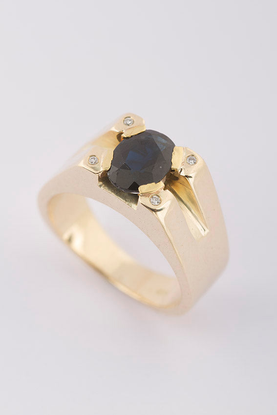 Solid ring with sapphire and brilliant