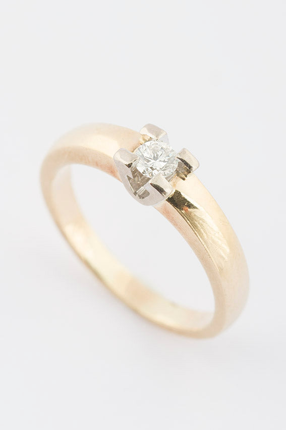 Solitaire ring with a brilliant