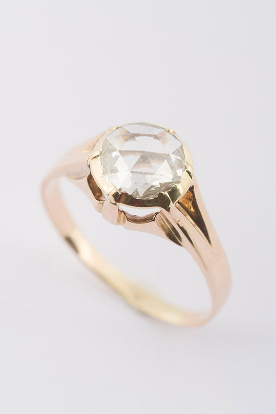 Antique solitaire ring with diamond