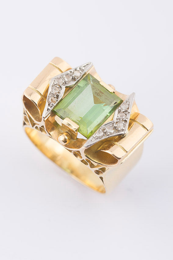 Demodé ring with peridot