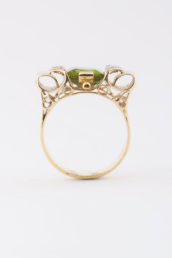 Demodé ring with peridot