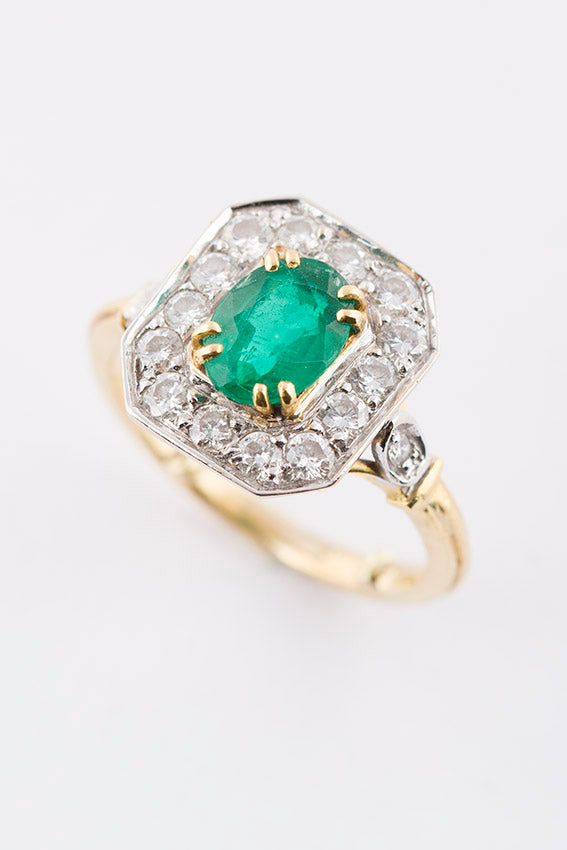 Entourage ring with emerald and brilliant