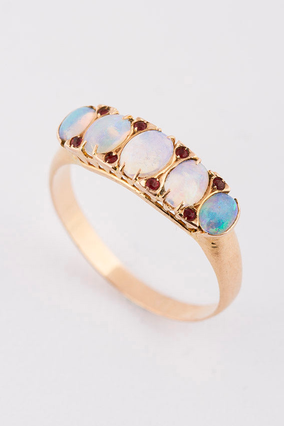 Antieke victoriaanse ring met opaal