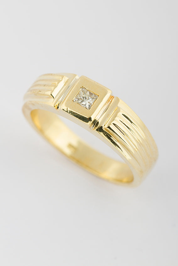 Solid gold men's ring with brilliant