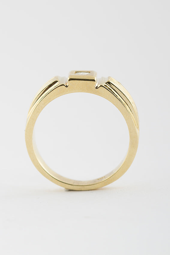 Solid gold men's ring with brilliant