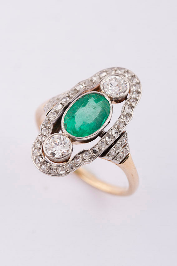 Antique Art Deco ring with emerald and diamonds