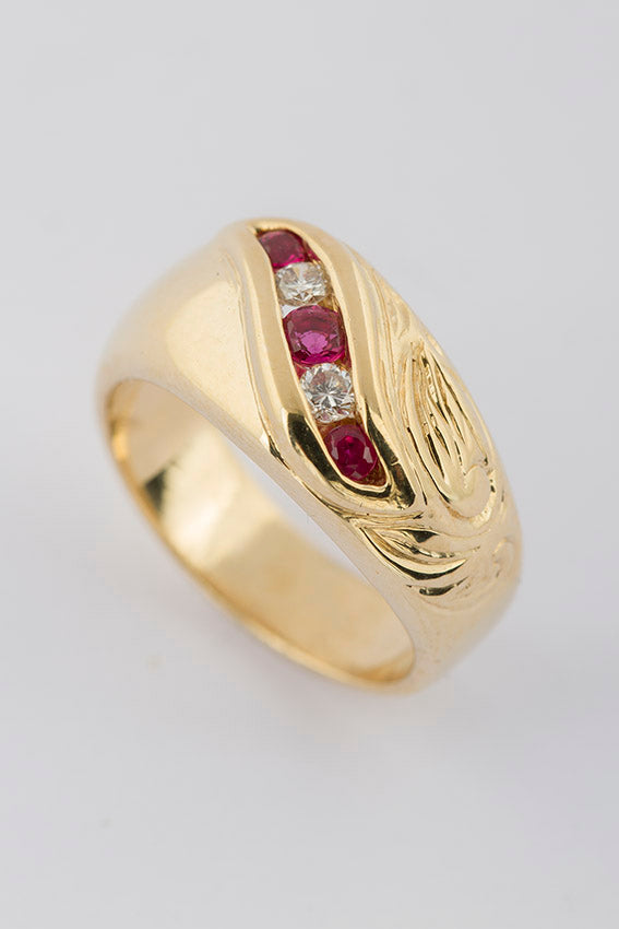 Gold band ring with ruby ​​and brilliant