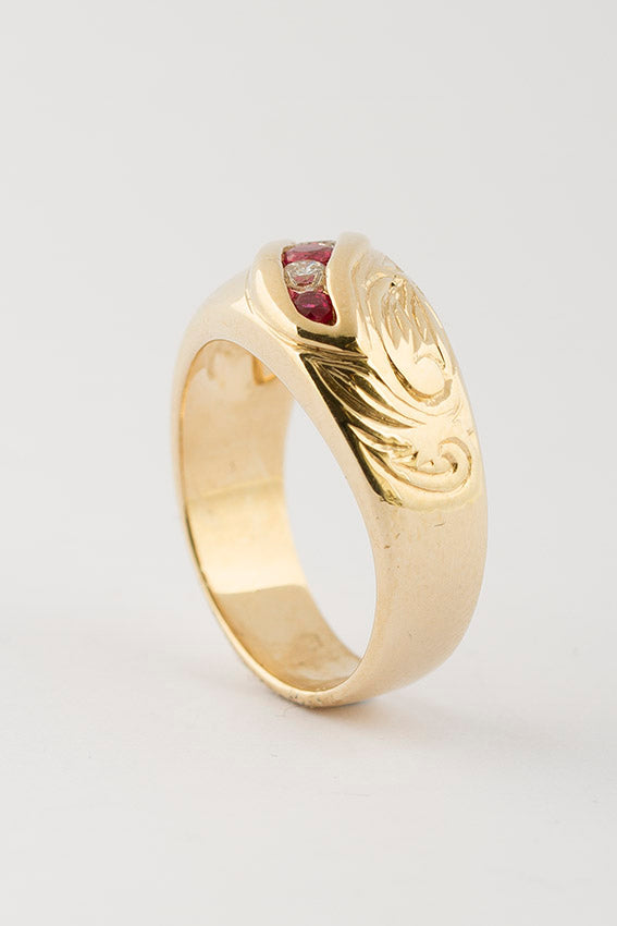 Gold band ring with ruby ​​and brilliant