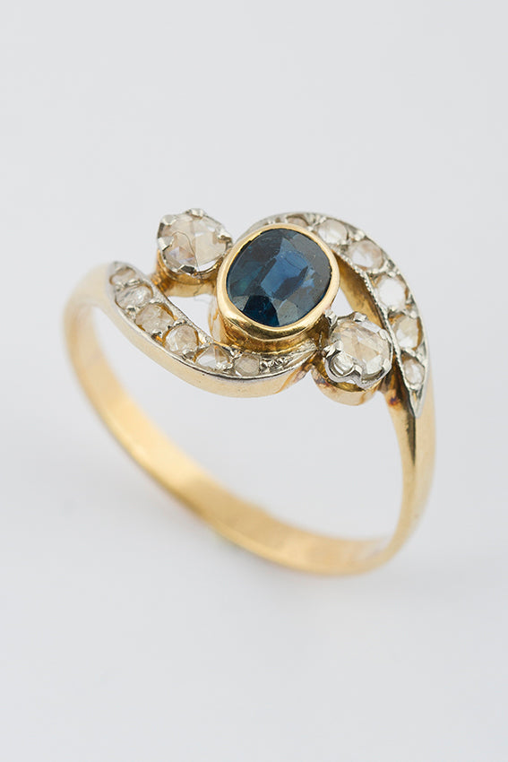 Antieke slagring met saffier en diamant