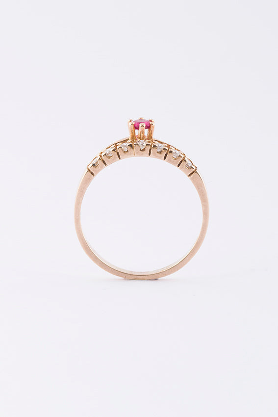 Gold row ring with ruby ​​and brilliant