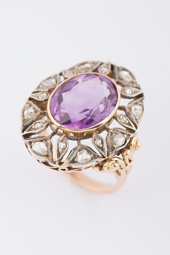 Gold entourage ring with amethyst and diamond